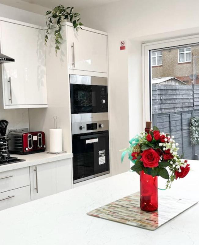 Luxury and spacious 3 bedroom home in Southampton - image 32