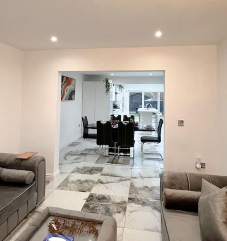 Luxury and spacious 3 bedroom home in Southampton - image 28
