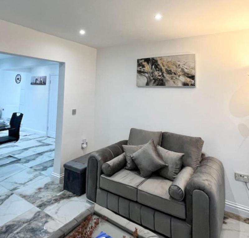 Luxury and spacious 3 bedroom home in Southampton - image 47