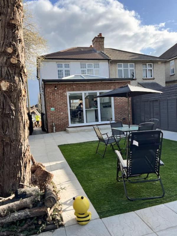 Luxury and spacious 3 bedroom home in Southampton - image 48