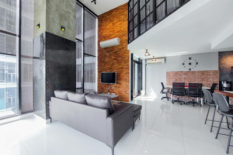 Spacious 2BR Loft at Brooklyn Alam Sutera Apartment By Travelio - image 16