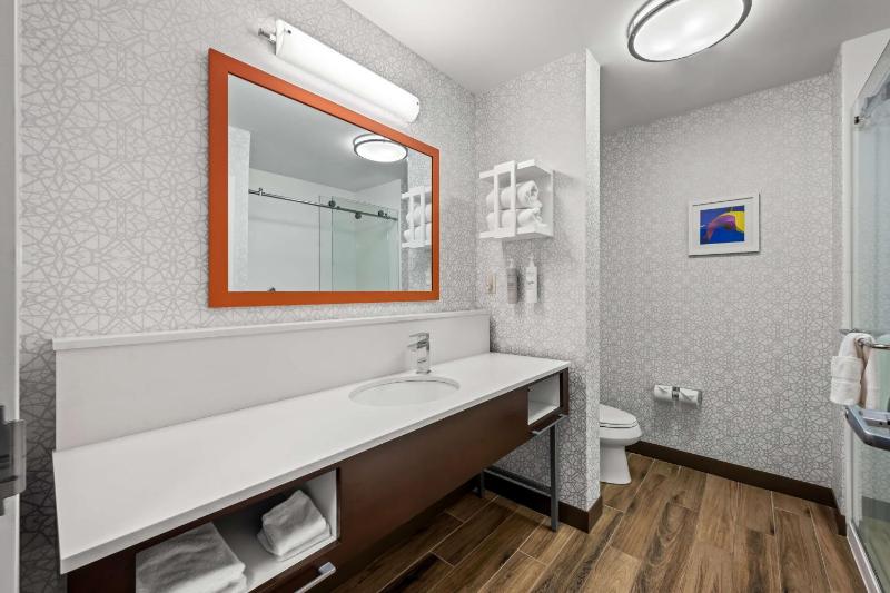 King Room with King Bed - Non-Smoking image 2