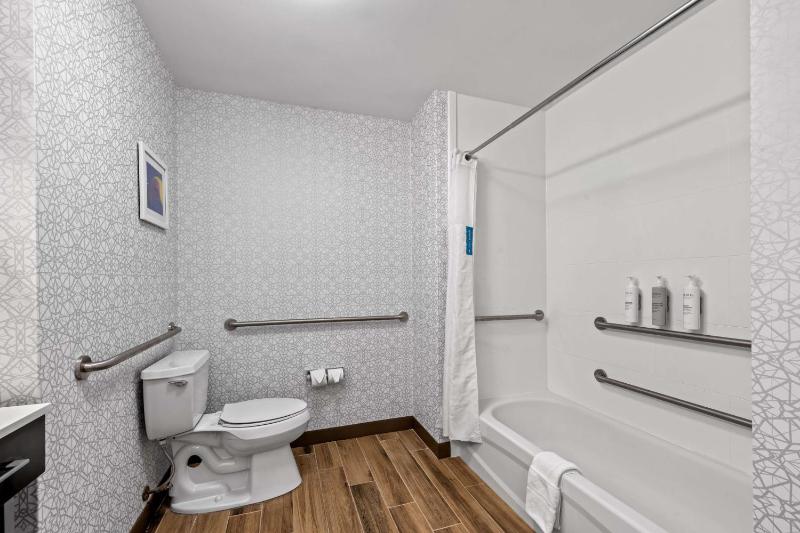 Queen Room with Two Queen Beds - Mobility and Hearing Access/Non-Smoking image 2