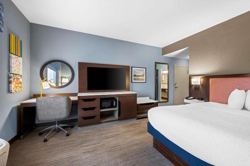 King Room with King Bed - Non-Smoking image 4