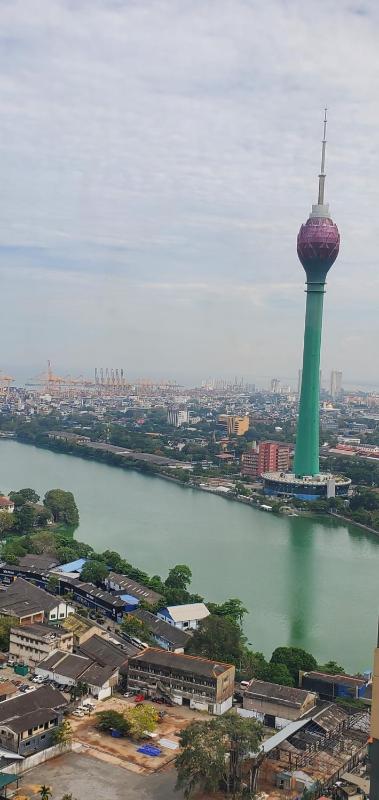 Trizen Luxury 32nd Floor 2 Bed-2 Bath Apartment with Pool Harbour & Lotus Tower views - image 16