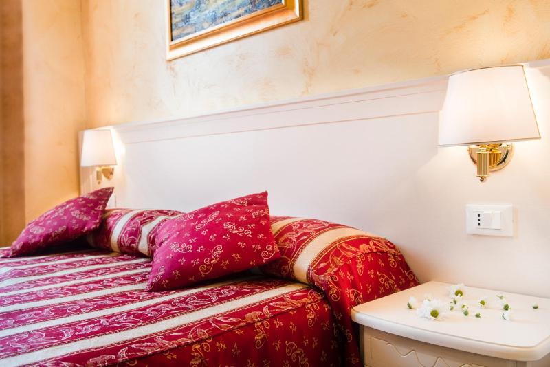 Classic Double or Twin Room image 4