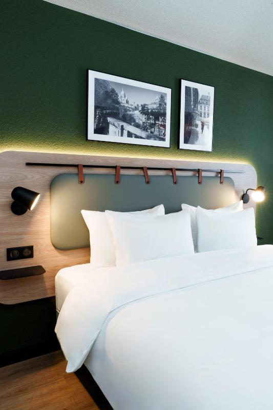 Superior Room - 1 King Bed image 3