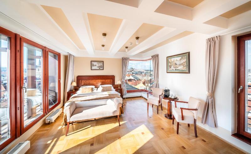 Panorama Suite with Castle View image 4