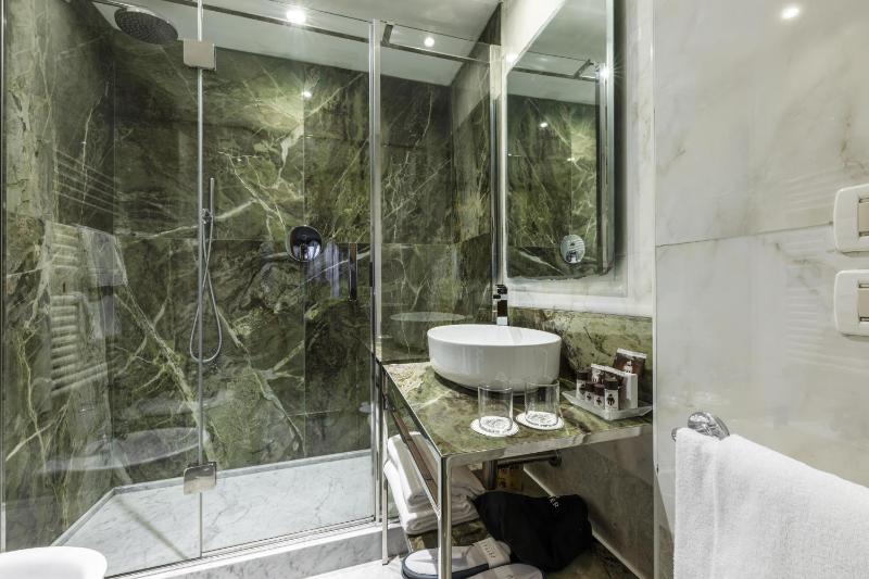 Deluxe Double or Twin Room with Terrace and Canal View image 3