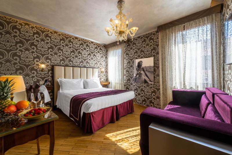 Superior  Room with Canal View image 1