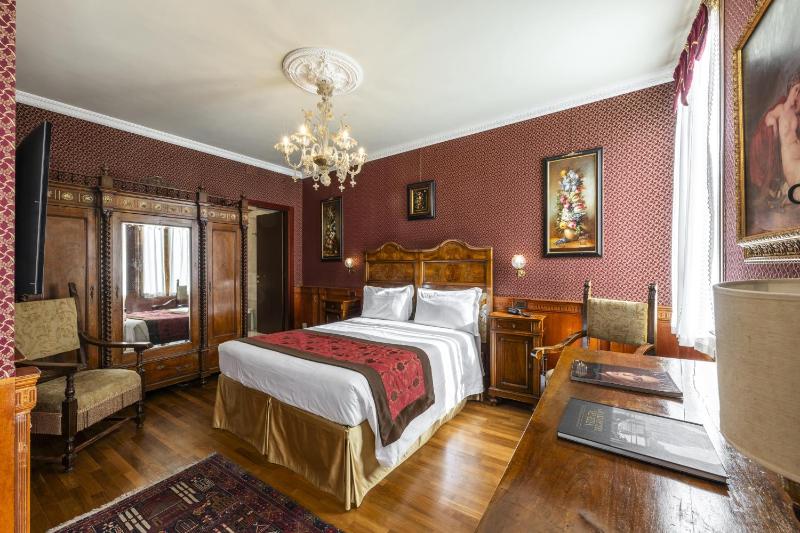 Deluxe Double or Twin Room with Terrace and Canal View image 4