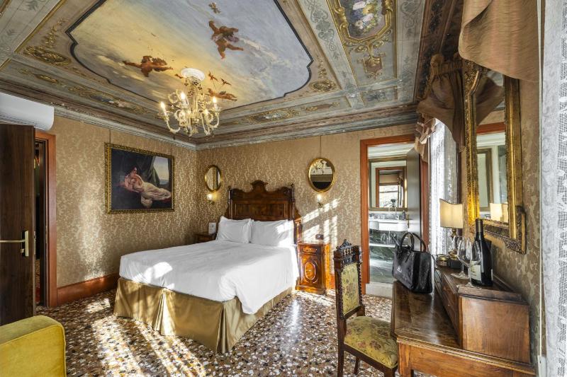 Deluxe Double or Twin Room with Terrace and Canal View image 2