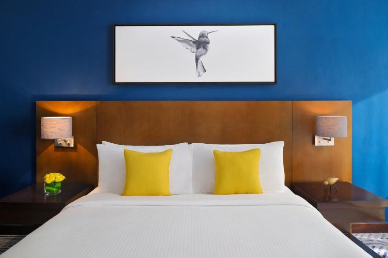 Deluxe King Room with City View - Club Room  image 3