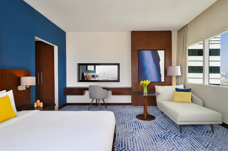 Premium King Room image 4