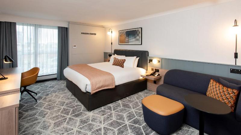 Standard King Room image 2