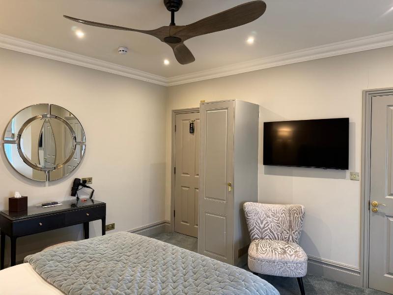 Superior King Room image 3