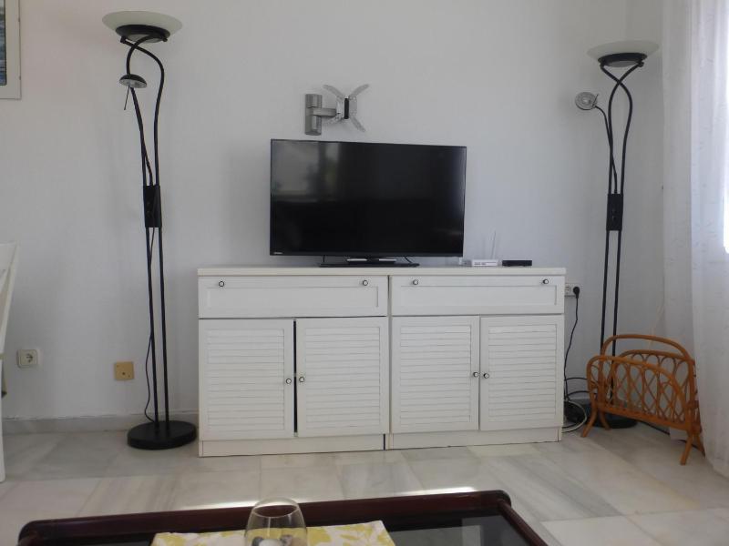 Nice 2 bedroom apartment - image 24