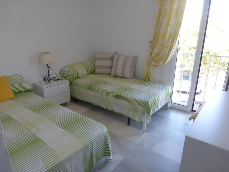 Nice 2 bedroom apartment - image 25