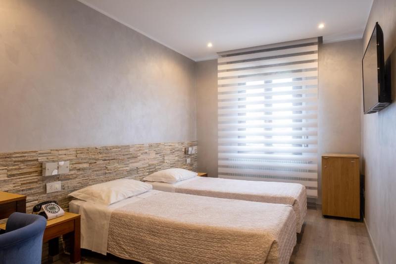 Twin Room image 1