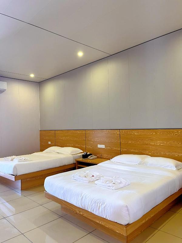 Happy day inn - image 1