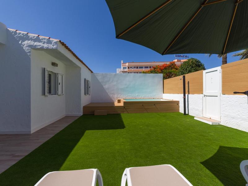 Refurbished 2 bedrooms house private pool - image 16