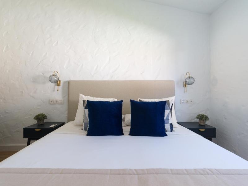 Refurbished 2 bedrooms house private pool - image 34