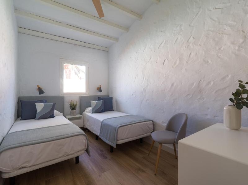 Refurbished 2 bedrooms house private pool - image 7