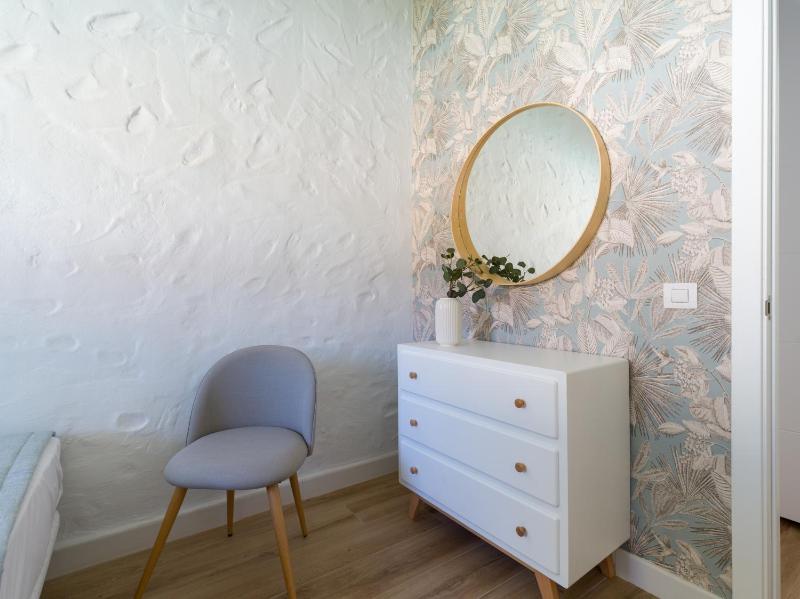 Refurbished 2 bedrooms house private pool - image 8