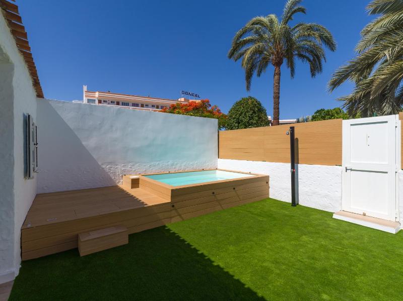 Refurbished 2 bedrooms house private pool - image 30