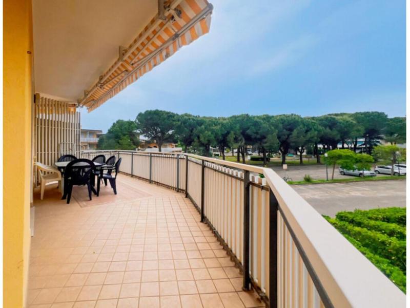 Modern apartment with a spacious terrace - image 22