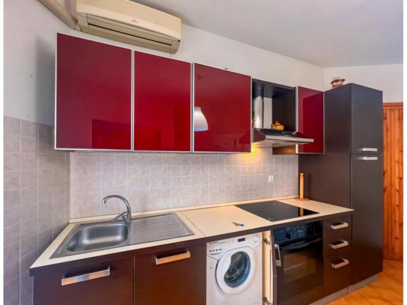 Modern apartment with a spacious terrace - image 11