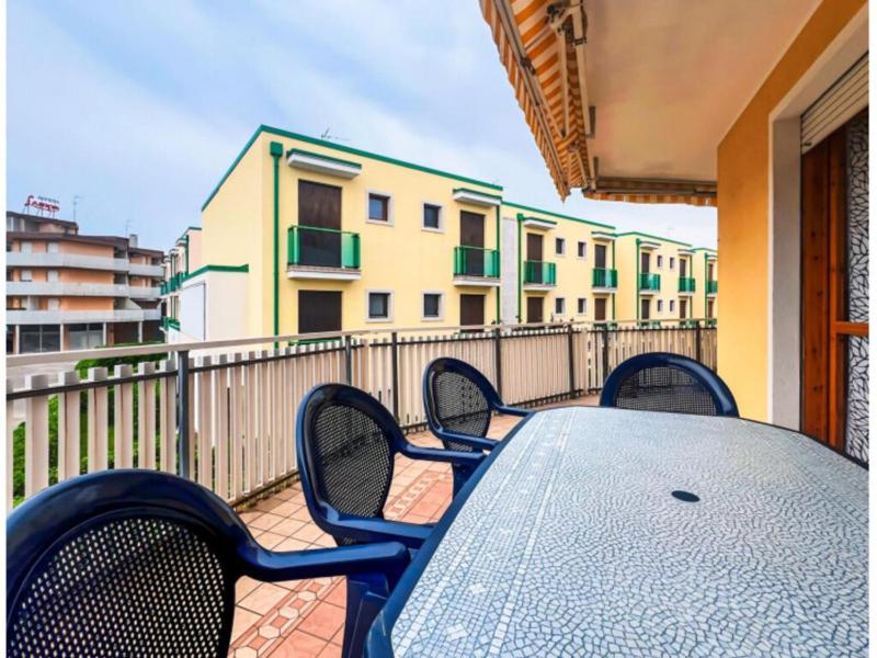Modern apartment with a spacious terrace - image 13