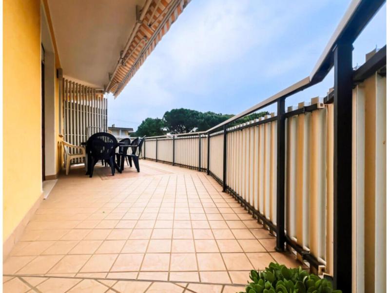 Modern apartment with a spacious terrace - image 3