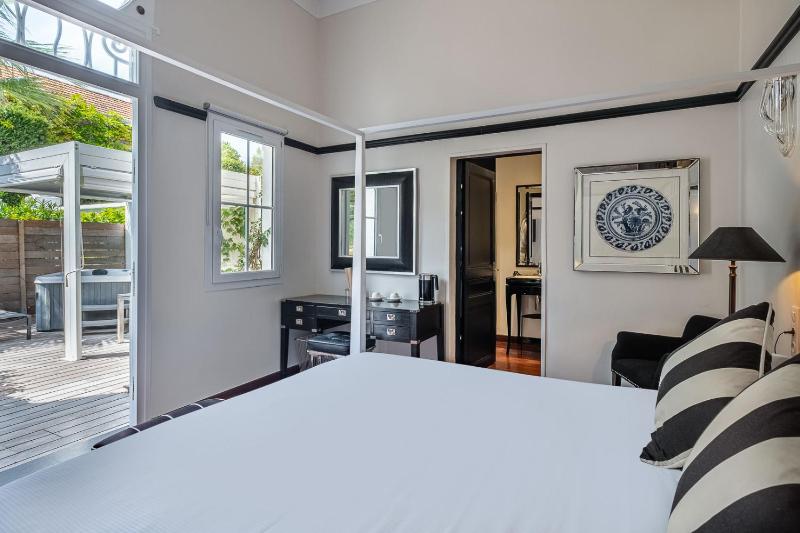Double Room with Terrace & Park Views image 1