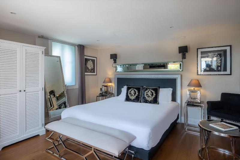 Double Room with Terrace & Park Views image 2