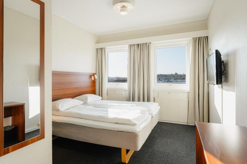 Economy Twin Room image 4