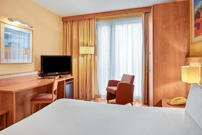 Double Room image 4