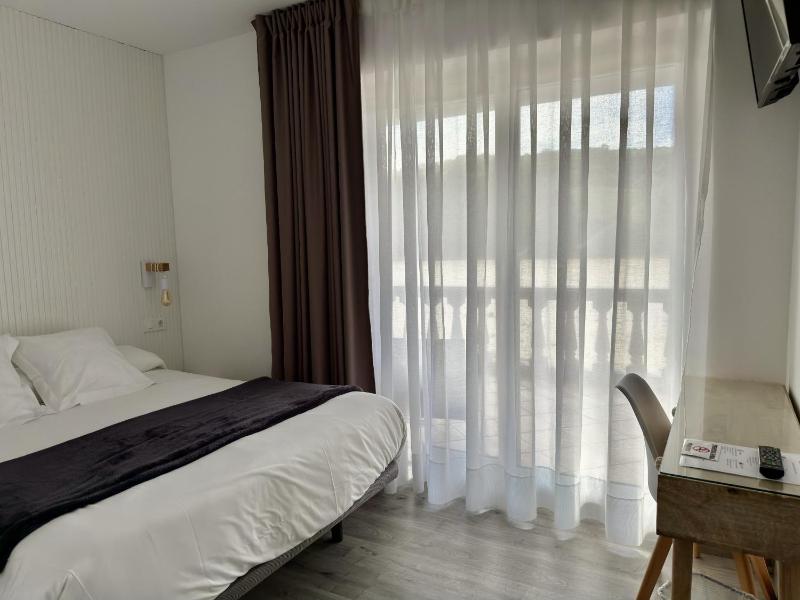 Double Room with Terrace and Sea View   image 3