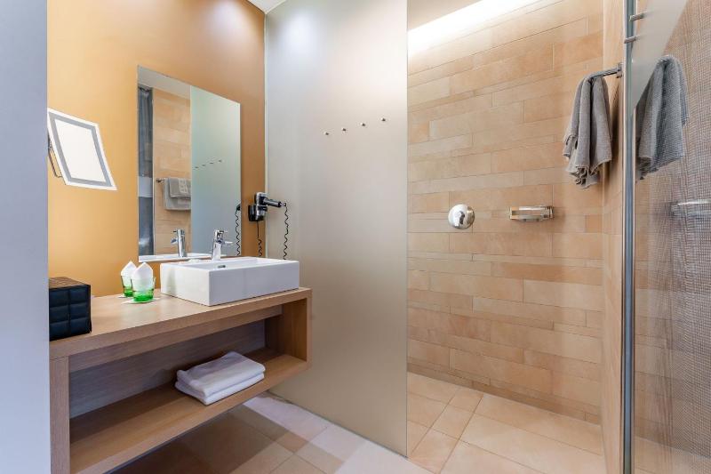 Double Room with Lake View image 4