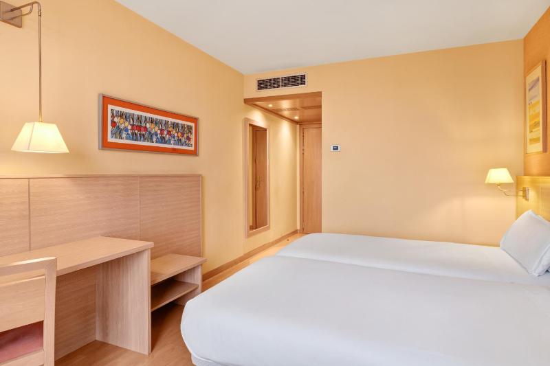Twin Room image 2