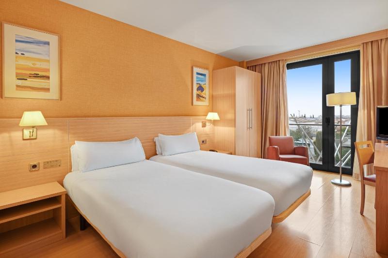 Twin Room image 3