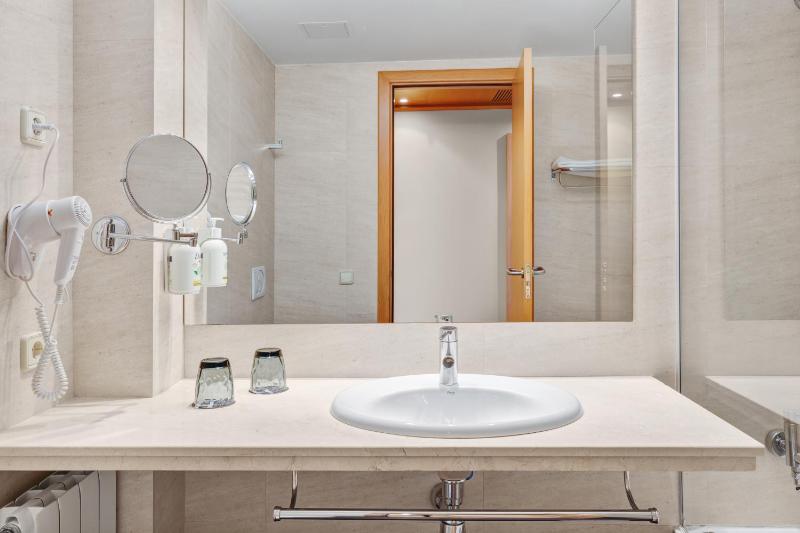 Twin Room image 1