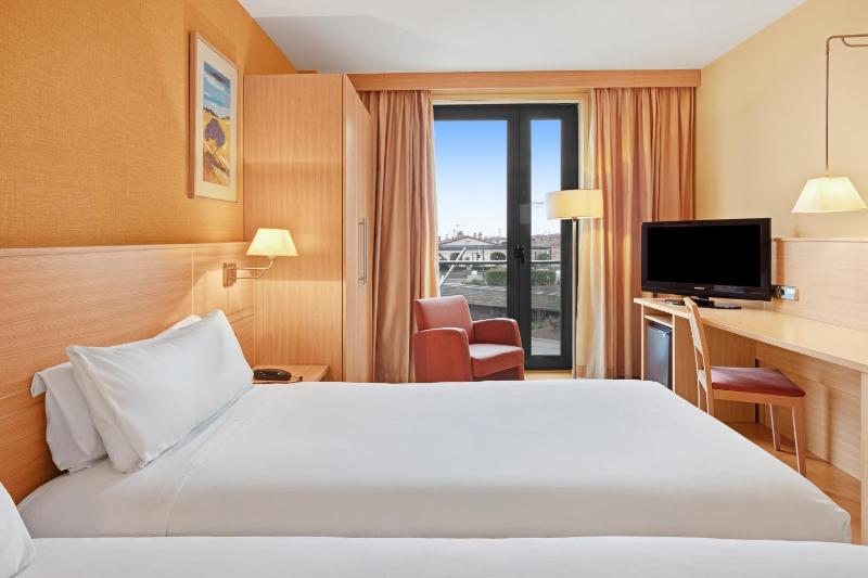 Twin Room image 4