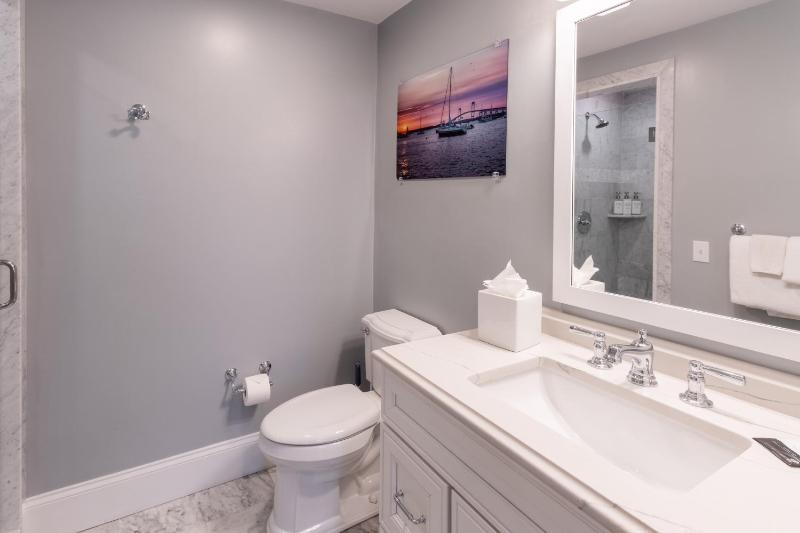 Queen Room image 2
