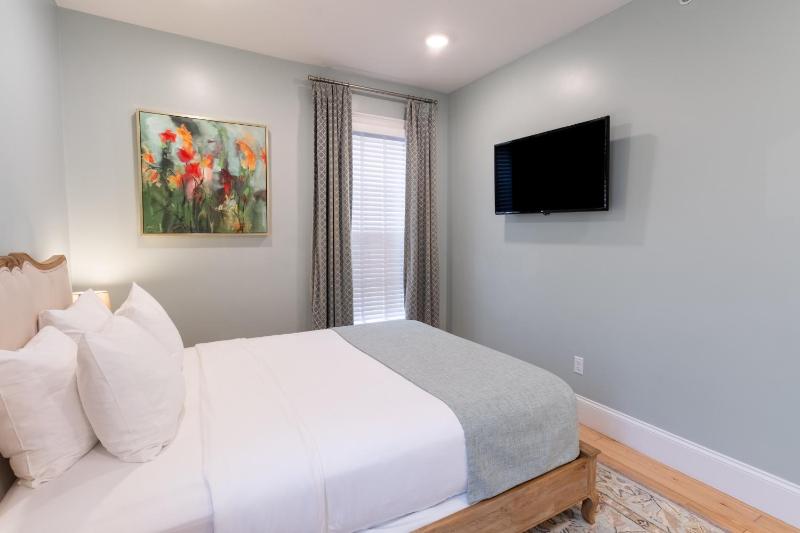 Queen Room image 3