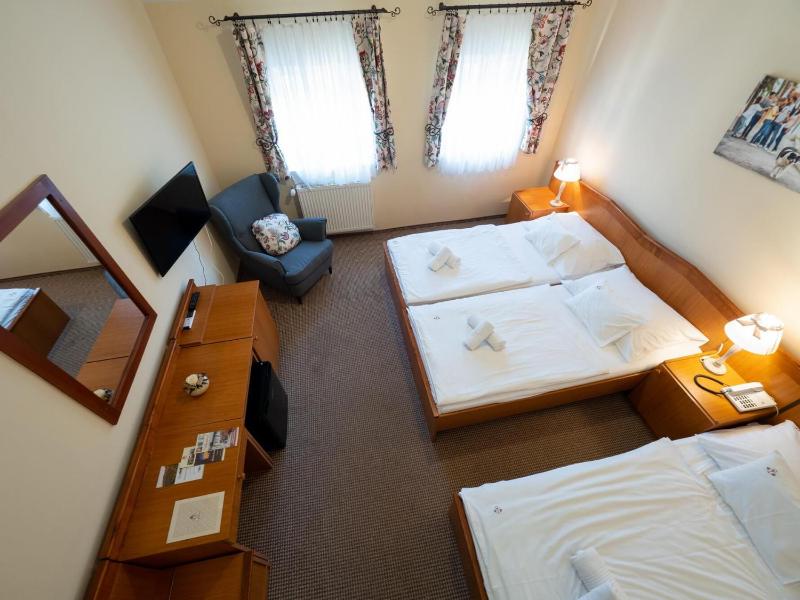 Standard Triple Room image 2