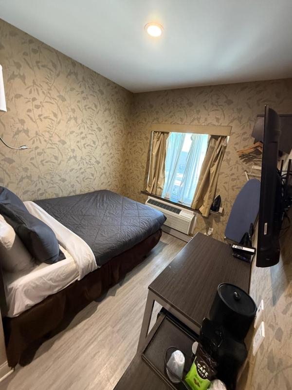 Standard Queen Room image 4