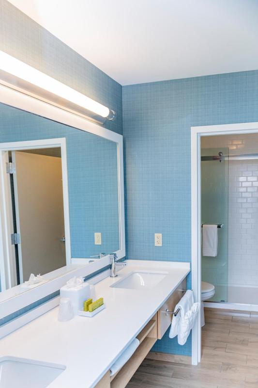 Junior Suite with King Bed image 3
