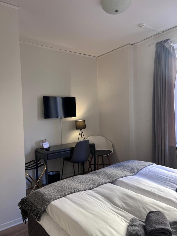 Small Double Room image 4