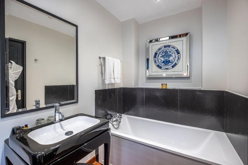 Double Room with Terrace & Park Views image 3